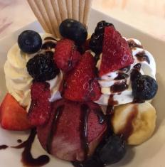 Zmrzlinový pohár s ovocím (jahody, maliny, čučoriedky)