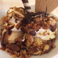 Karamelový zmrzlinový pohár (orechy, lieskové oriešky, para orechy, griláž )