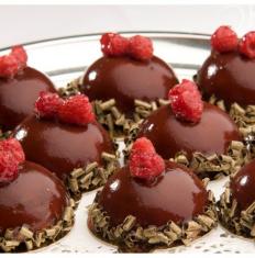 lesná zmes, alebo mliečna čokoláda s malinami